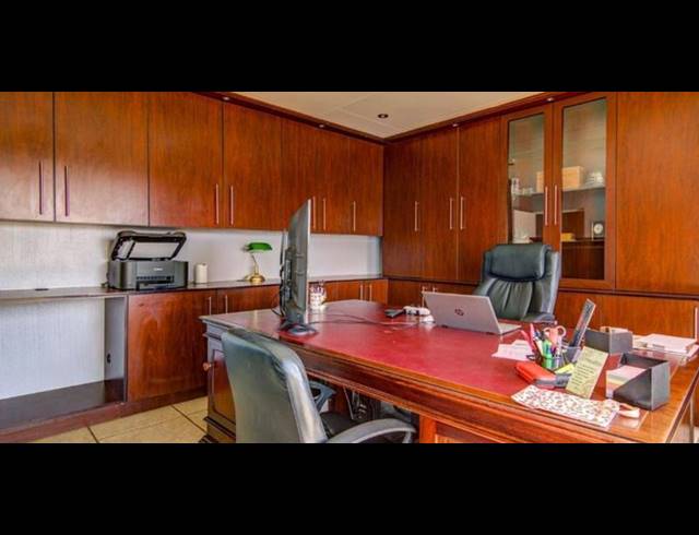 6 BEDROOM HOUSE FOR SALE IN GLEN MARAIS